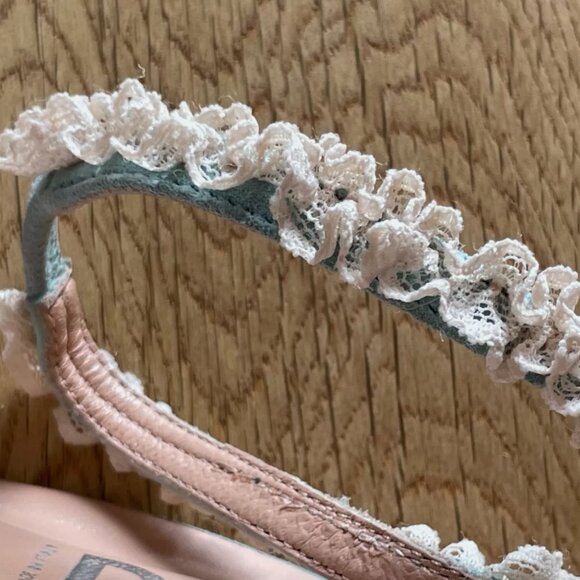 Very demure...very delicate!  Vintage Dolce & Gabbana suede and lace heels, 40 - Picture 5 of 10